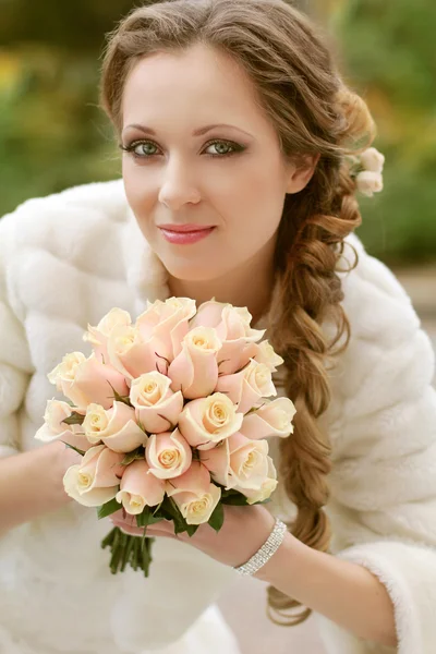 Schöne Braut Frauenporträt mit Brautstrauß posiert in ihrem — Stockfoto