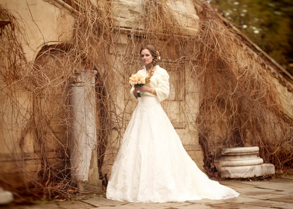 Mariée belle femme en robe de mariée - portrait extérieur — Photo