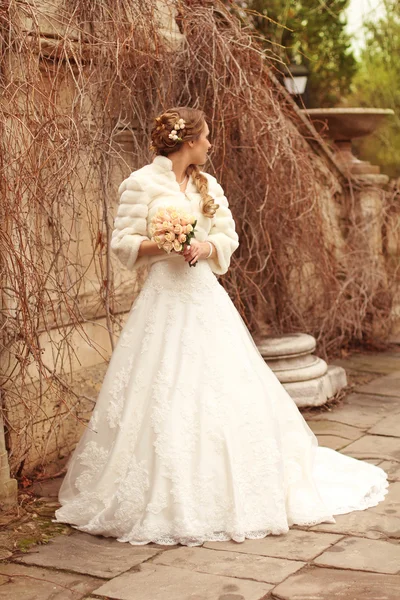 Невеста красивая женщина в свадебном платье - портрет на открытом воздухе — стоковое фото