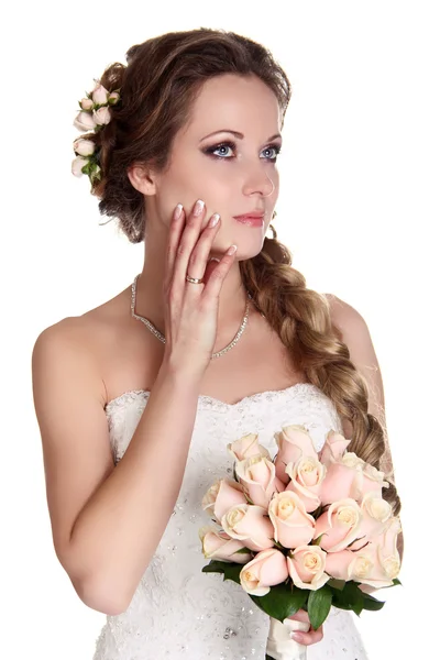 Schöne Braut Frauenporträt mit Brautstrauß posiert in ihrem — Stockfoto