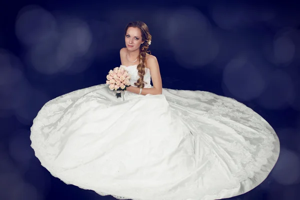 Braut schöne Frau im Brautkleid - Hochzeitsstil — Stockfoto