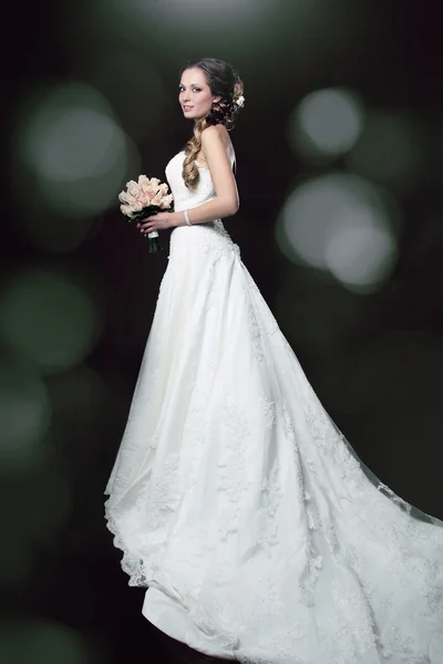 Bruden vacker kvinna i bröllopsklänning - bröllop stil — Stockfoto