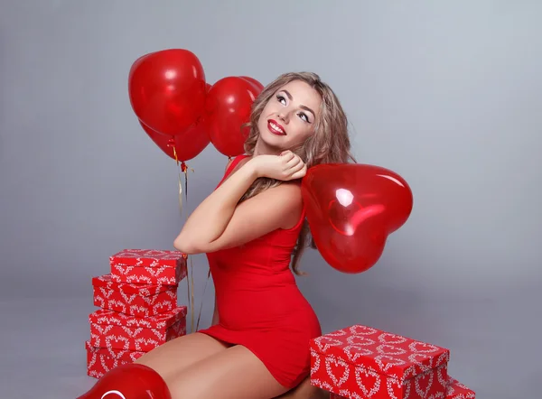 Dia dos Namorados. Mulher feliz bonita com balões de coração vermelho o — Fotografia de Stock