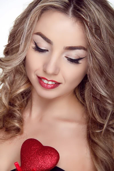 Atractiva mujer sonriente con corazón sobre fondo blanco — Foto de Stock