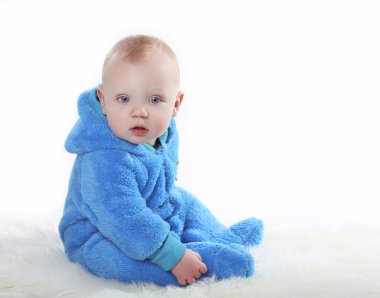 Beyaz arka plan üzerinde oturan küçük tatlı çocuğa