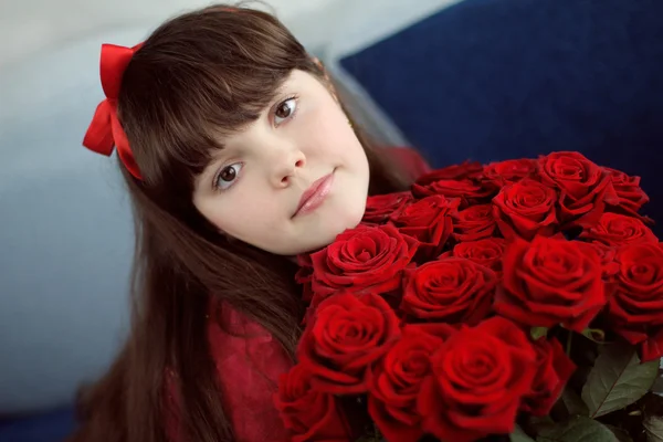 Retrato de chica adolescente atractiva con flores de ramo de rosas rojas — Foto de Stock