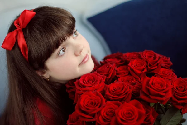 Retrato de menina adolescente atraente com flores de buquê de rosas vermelhas — Fotografia de Stock