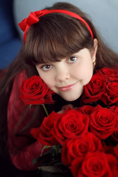 Portrait de jeune fille attrayante avec des fleurs de bouquet de roses rouges — Photo