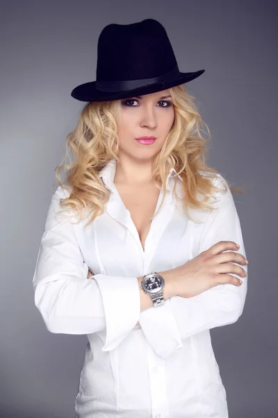 Donna vestita in camicia bianca e cappello nero isolato sul retro grigio — Foto Stock