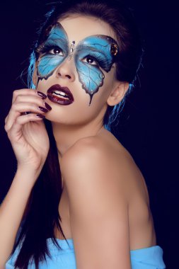 moda kadın portresi. Kelebek makyaj, yüz sanat makyaj