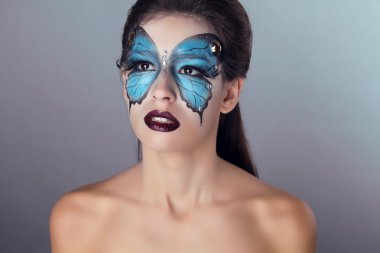 moda makyaj. Kelebek yüz art kadın portresi.