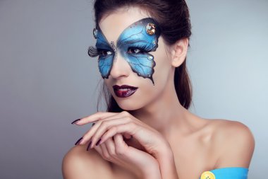 moda makyaj. Kelebek yüz art kadın portresi.