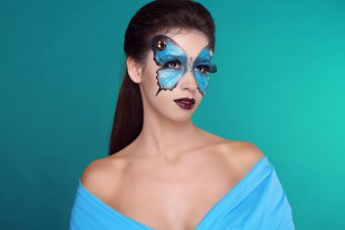 Kelebek moda makyaj yüzünde güzel bir kadın. sanat portre.