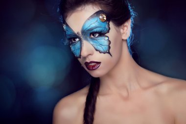 moda makyaj. Kelebek yüz makyaj güzel bir kadın. Sanat p