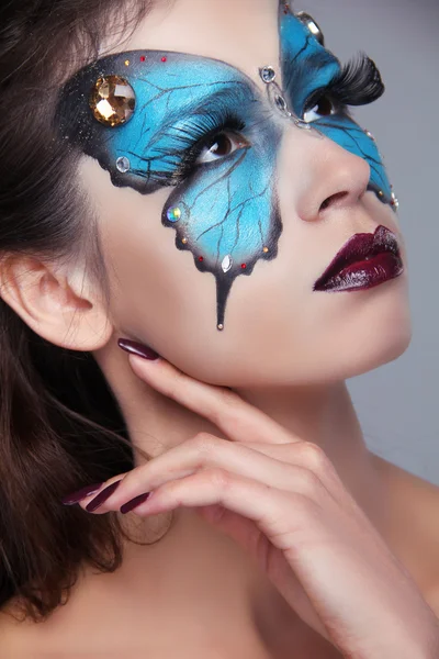 Maquillaje de moda. Maquillaje de mariposa en la cara hermosa mujer. Art. P — Foto de Stock