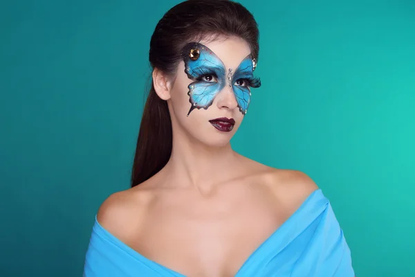 Butterfly mode makeup på ansikte vacker kvinna. Art porträtt. — Stockfoto
