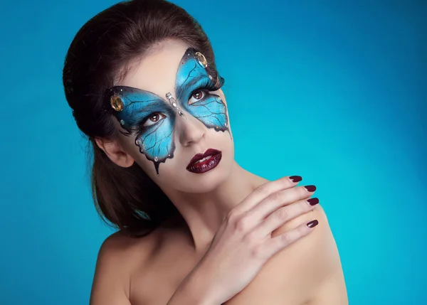 Fashion make-up. Butterfly make-up op gezicht mooie vrouw. kunst p — Stockfoto