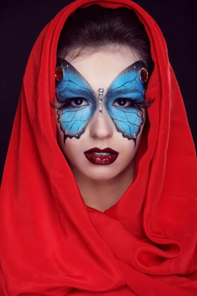 Maquillaje de moda. Maquillaje de mariposa en la cara hermosa mujer. Art. P — Foto de Stock