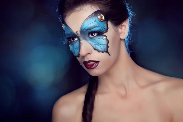 Modeschminke. Schmetterling Make-up im Gesicht schöne Frau. art p — Stockfoto