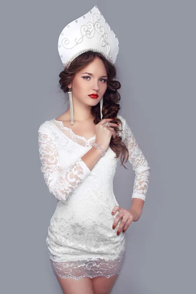 Belleza rusa. Atractiva hembra vestida en kokoshnik. De mujer — Foto de Stock