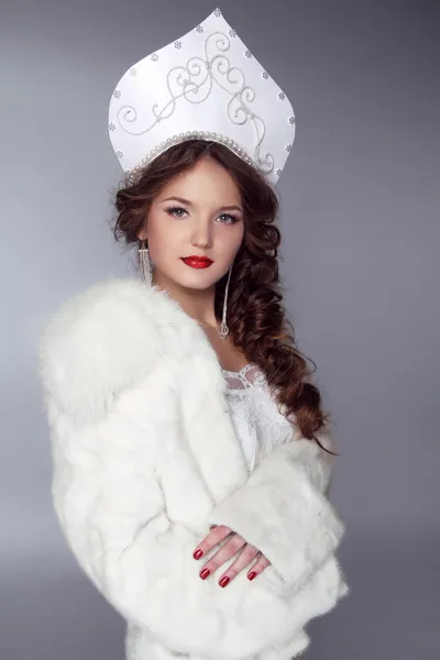 Russische schoonheid. Aantrekkelijke vrouwelijke dragen in kokoshnik. Vrouw — Stockfoto