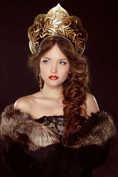 Belleza rusa. Atractiva hembra vestida en kokoshnik. De mujer —  Fotos de Stock