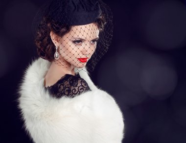 kürk paltolu güzel bir kadın. Takı ve güzellik. moda fotoğraf
