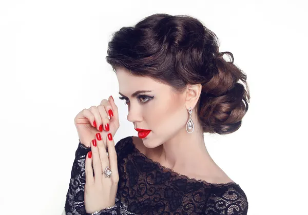 Retrato de moda da menina bonita com unhas vermelhas e lábios. Vogu. — Fotografia de Stock