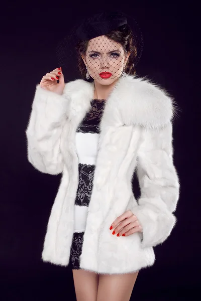 Belle femme en manteau de fourrure. Bijoux et Beauté. Photo de mode — Photo