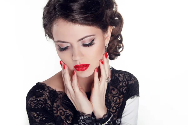 Vacker kvinna med kvällen make-up. smycken och skönhet. Fashio — Stockfoto