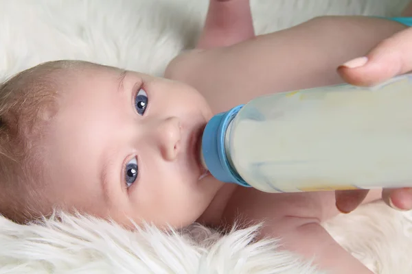 Newborn baby drinking milk — Stock Photo, Image