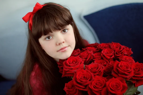 Vonzó tini lány-vörös rózsa csokor virággal portréja — Stock Fotó