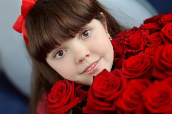 Retrato de chica adolescente atractiva con flores de ramo de rosas rojas —  Fotos de Stock