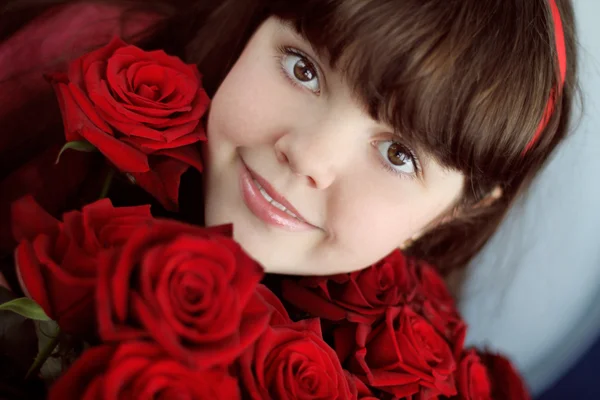 Portret van aantrekkelijke tiener meisje met rode rozen boeket bloemen — Stockfoto