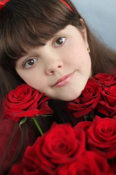 Retrato de chica adolescente atractiva con flores de ramo de rosas rojas — Foto de Stock