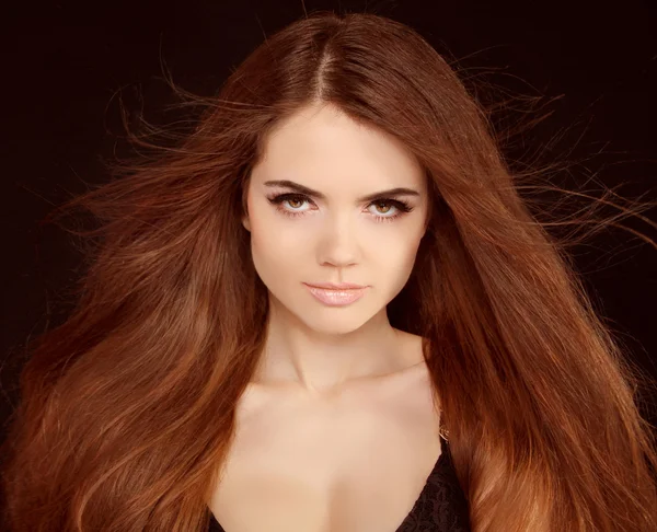 Hermosa chica con el pelo rubio volador. Cabello largo marrón . — Foto de Stock