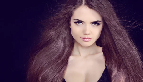 Schöne brünette Mädchen mit gesunden langen färbenden Haaren — Stockfoto