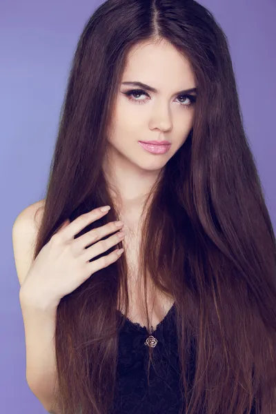 Beautiful woman with long brown hair. Closeup portrait of fashio — Stock Photo, Image