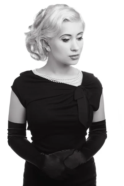 Retro vrouw in zwarte jurk, zwart / wit foto — Stockfoto