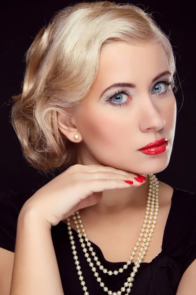 Прическа и макияж. Портрет блондинки-ретро, лицо красавицы — стоковое фото