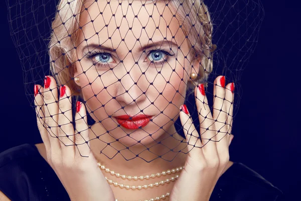 Hermosa mujer con maquillaje brillante y uñas rojas. Estilo retro. V. — Foto de Stock