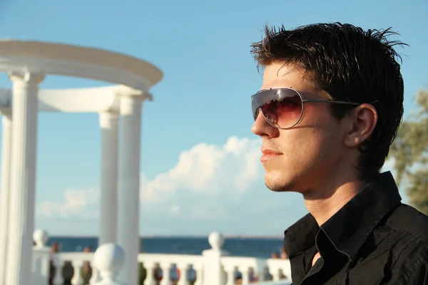 Moda homem bonito em óculos de sol, ao ar livre retrato — Fotografia de Stock