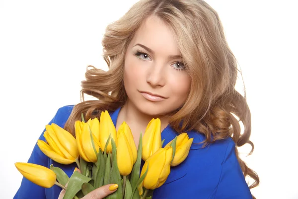 Mooie vrouw portret met tulpen geïsoleerd op een witte pagina — Stockfoto