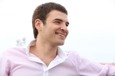 yakışıklı bir delikanlı ile büyük bir gülümseme, açık havada dikey