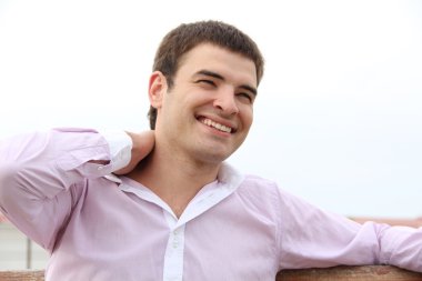 yakışıklı bir delikanlı ile büyük bir gülümseme, açık havada dikey
