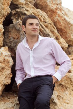 düşünme ve rahat, genç, yakışıklı adam, açık dikey