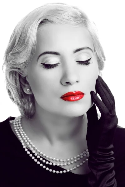 Femme rétro aux lèvres rouges. Photo noir et blanc — Photo