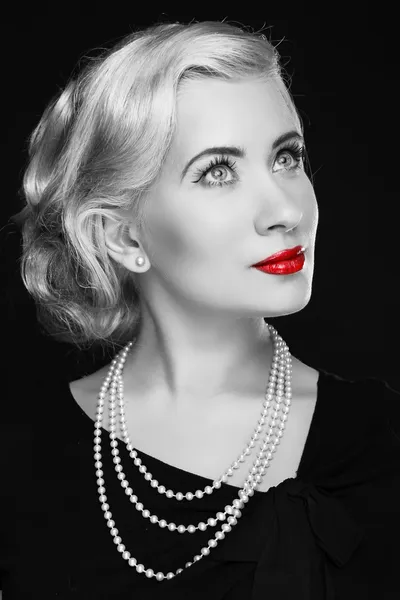 Retro woman with red lips. Black and white photo — Stock Photo, Image