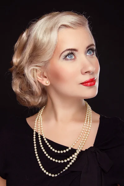 Retro-Frau mit Schmuck auf schwarzem Hintergrund — Stockfoto