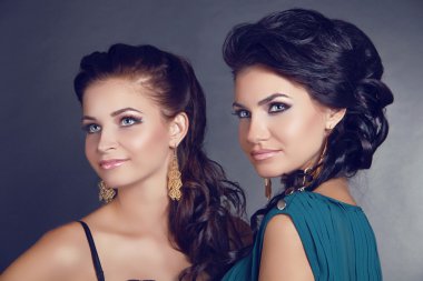 uzakta gri bac seyir çekici güzel iki kadın portresi